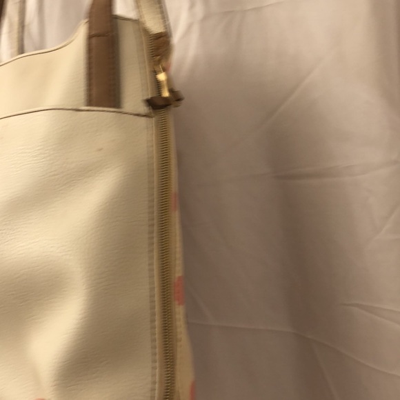 Well loved Relic handbag with 3 pockets inside and one on outside - Picture 3 of 6